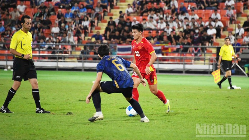 Viet Nam beat Thailand 3-2 to win the gold medal in the men's football event at the 33rd SEA Games. (Photo: Xuan Son)