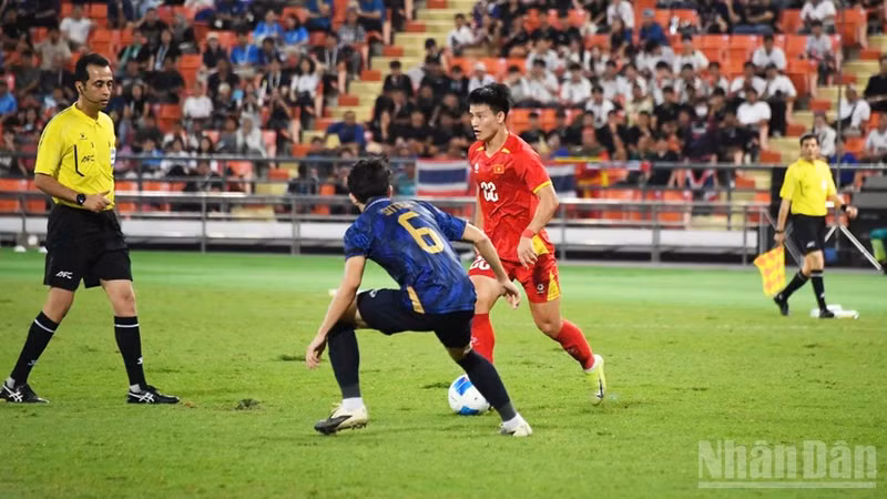 Viet Nam beat Thailand 3-2 to win the gold medal in the men's football event at the 33rd SEA Games. (Photo: Xuan Son)