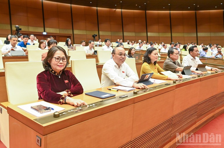Deputies vote to approve the NA Resolution on the reorganisation of provincial-level administrative units in 2025 (Photo: Duy Linh)