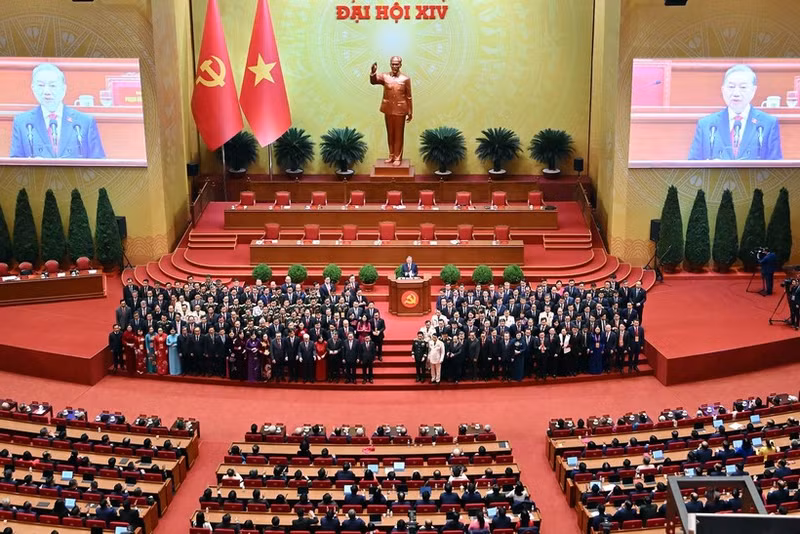 Members of the 14th Party Central Committee are introduced to the Congress.