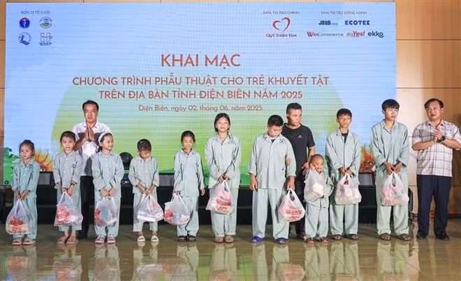 The organising board presents gifts to children from disadvantaged backgrounds at the event. (Photo: VNA)