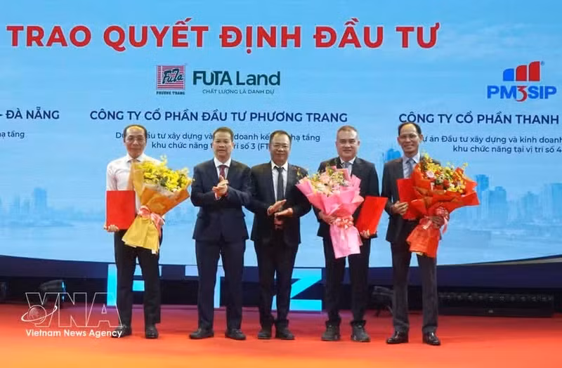 Da Nang People’s Committee Chairman Nguyen Manh Hung (second from left) presents investment policy approval decisions and investment registration certificates for three infrastructure projects in FTZ Zones 2, 3 and 4. (Photo: VNA)