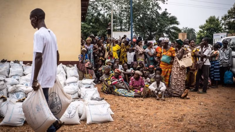 People in the Central African Republic wait for food distribution from FAO. (Photo: Xinhua)