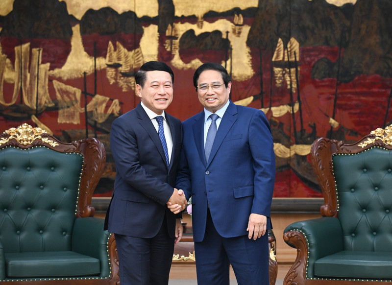 Prime Minister Pham Minh Chinh (R) receives Saleumxay Kommasith, Politburo member, Deputy Prime Minister and head of the Lao People’s Revolutionary Party (LPRP) Central Committee’s Commission for State-owned Enterprise (SOE) Reform. (Photo: Tran Hai)