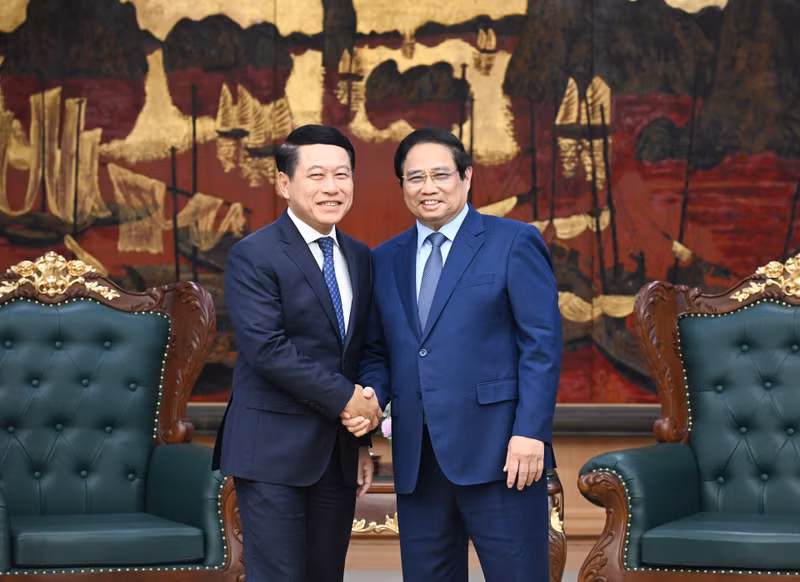 Prime Minister Pham Minh Chinh (R) receives Saleumxay Kommasith, Politburo member, Deputy Prime Minister and head of the Lao People’s Revolutionary Party (LPRP) Central Committee’s Commission for State-owned Enterprise (SOE) Reform. (Photo: Tran Hai)