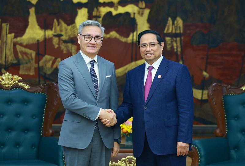 Prime Minister Pham Minh Chinh (R) receives Lao Minister of Foreign Affairs Thongsavanh Phomvihane in Ha Noi on December 18, 2025. (Photo: VNA) 