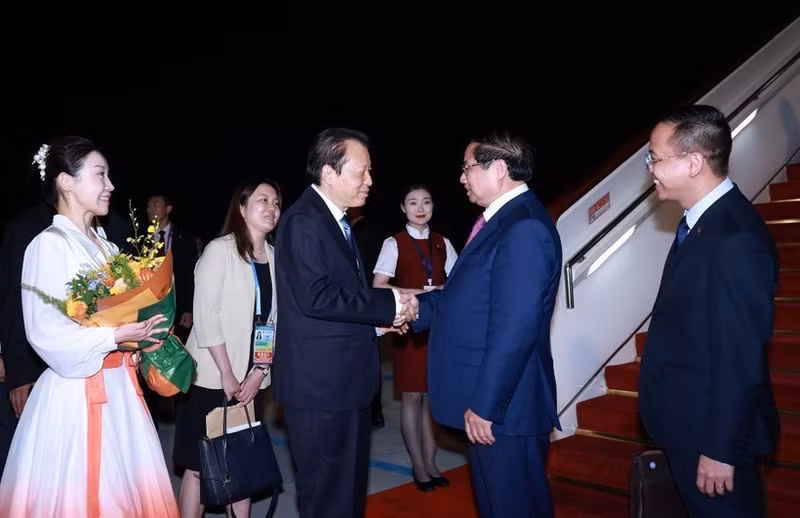 Prime Minister Pham Minh Chinh arrives at Tianjin Binhai International Airport, beginning his working trip to attend the Shanghai Cooperation Organisation (SCO) Summit 2025 and have activities in China. (Photo: VNA)