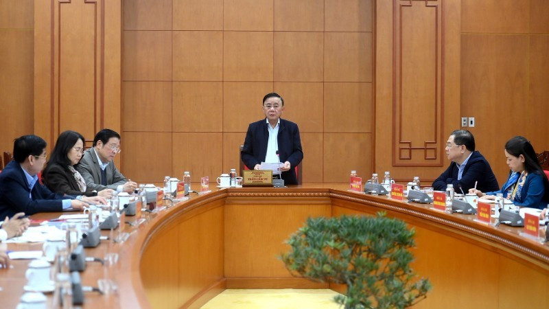 Politburo member and Standing Member of the Party Central Committee’s Secretariat Tran Cam Tu chairs a working session with the Party Central Committee Office and relevant agencies to review preparations for the 14th National Party Congress. (Photo: Dang Khoa)