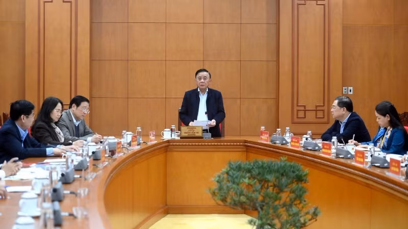 Politburo member and Standing Member of the Party Central Committee’s Secretariat Tran Cam Tu chairs a working session with the Party Central Committee Office and relevant agencies to review preparations for the 14th National Party Congress. (Photo: Dang Khoa)