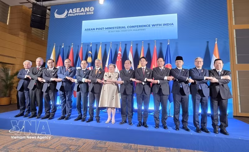 Vietnamese Minister of Foreign Affairs Le Hoai Trung (fifth from left) and other officials pose for a commemorative photo at the ASEAN Post-Ministerial Conference with India in Pasay city, the Philippines, on July 22. (Photo: VNA)