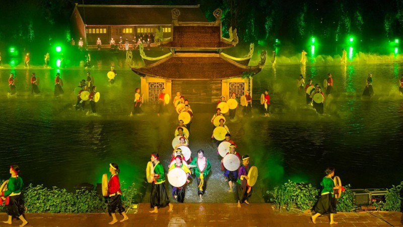 A scene from the real-life theatrical production “The Quintessence of Tonkin”, which vividly recreates traditional northern Vietnamese life and culture with the participation of local residents. (Photo: Tuan Chau-Ha Noi Joint Stock Company)