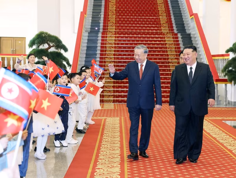 vna-potal-le-don-tong-bi-thu-to-lam-tham-cap-nha-nuoc-toi-chdcnd-trieu-tien-8327321.jpg