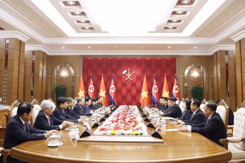Party General Secretary To Lam holds talks with General Secretary of the Workers' Party of Korea (WPK) and President of the State Affairs of the Democratic People's Republic of Korea (DPRK) Kim Jong Un. (Photo: VNA) 