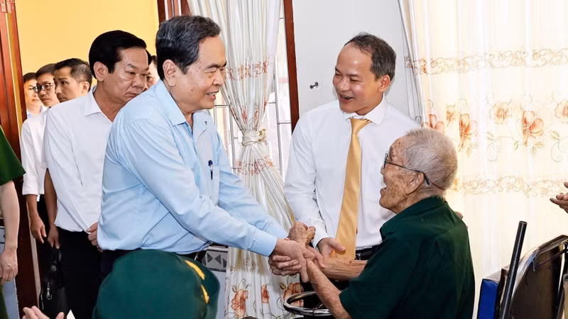 National Assembly Chairman Tran Thanh Man greets a veteran at the Long Dat nursing centre for war invalids and revolution contributors in Long Hai commune, Ho Chi Minh City, on July 19, 2026. (Photo: VNA)