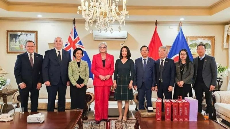 Australian Governor-General Sam Mostyn (fourth from left) in a photo with Vietnamese diplomats. (Photo: Vietnamese Ambassador to Australia)