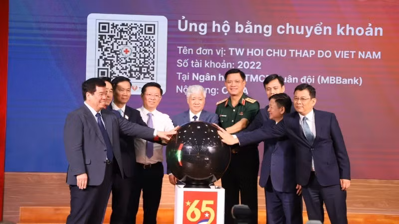 Officials at the launch of the national donation campaign for Cuba. 