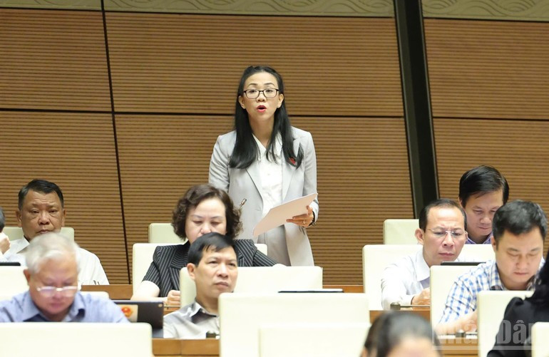 Deputy Trinh Thi Tu Anh (Lam Dong Province) speaks at the discussion session. (Photo: Duy Linh)