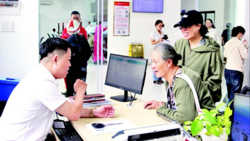 An official of Hai Chau Ward in Da Nang instructs citizens to conduct administrative procedures.