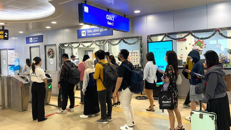 Passengers of the Ben Thanh-Suoi Tien metro line.