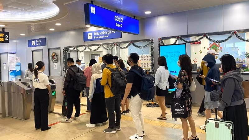 Passengers of the Ben Thanh-Suoi Tien metro line.