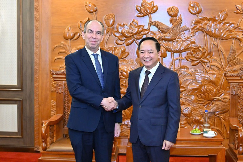 Politburo member and Chairman of the Communist Party of Viet Nam (CPV) Central Committee’s Commission for Information, Education and Mass Mobilisation Trinh Van Quyet and Cuban Ambassador Rogelio Polanco Fuentes in Ha Noi on March 19. (Photo: Thuy Nguyen)
