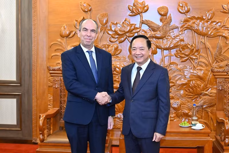 Politburo member and Chairman of the Communist Party of Viet Nam (CPV) Central Committee’s Commission for Information, Education and Mass Mobilisation Trinh Van Quyet and Cuban Ambassador Rogelio Polanco Fuentes in Ha Noi on March 19. (Photo: Thuy Nguyen)