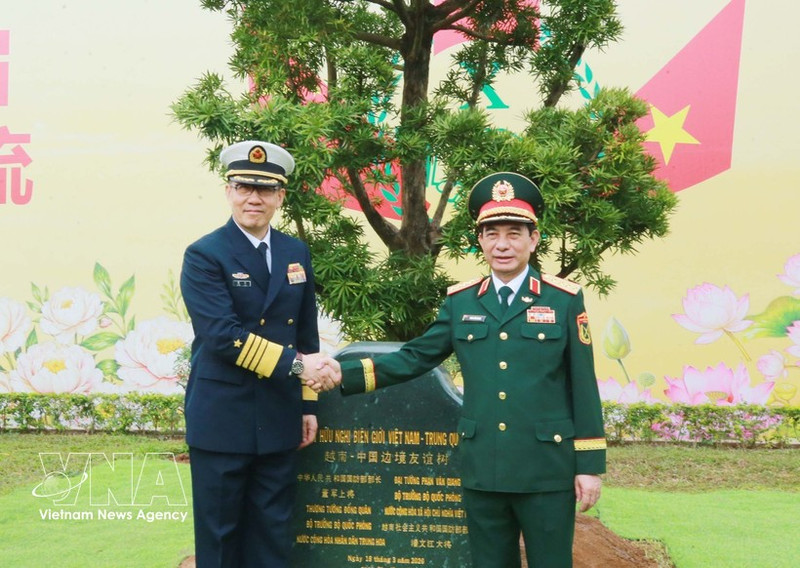 Vietnamese Minister of National Defence Gen. Phan Van Giang (R) and his Chinese counterpart, Sen. Lieut. Gen. Dong Jun, plant a commemorative tree at the Mong Cai International Border Gate. (Photo: VNA)