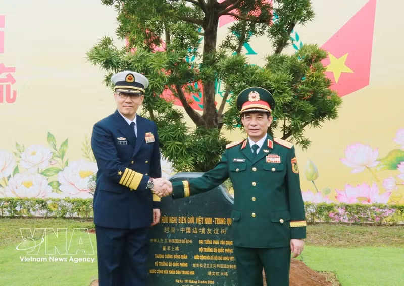 Vietnamese Minister of National Defence Gen. Phan Van Giang (R) and his Chinese counterpart, Sen. Lieut. Gen. Dong Jun, plant a commemorative tree at the Mong Cai International Border Gate. (Photo: VNA)