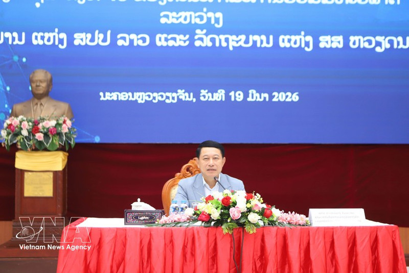 Lao Deputy Prime Minister and Chairman of the Laos–Viet Nam Cooperation Committee Saleumxay Kommasith speaks at the conference. (Photo: VNA)