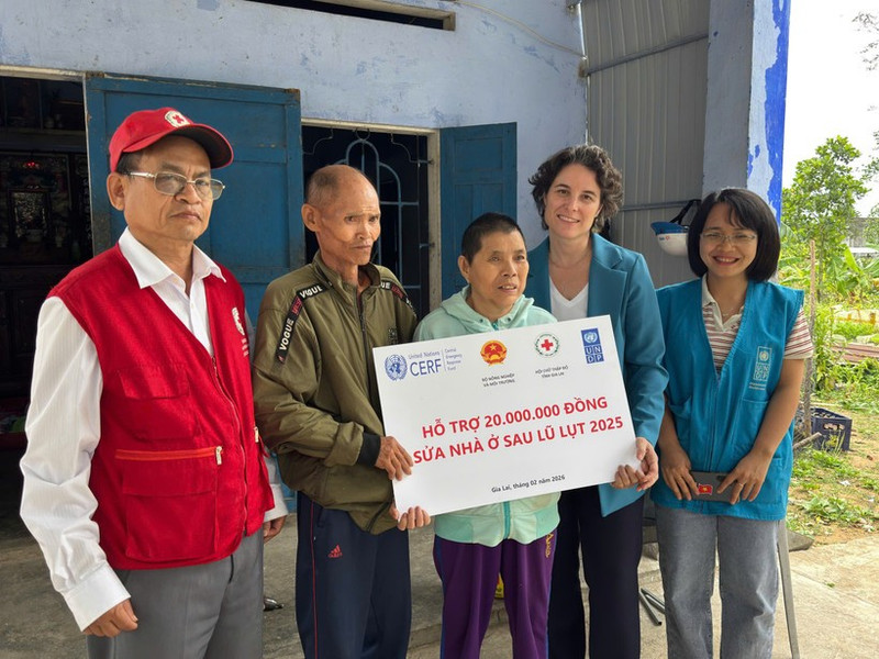 A flood-hit household in Gia Lai Province receives cash assistance from the UNDP.
