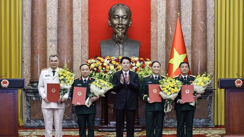 State President Luong Cuong (centre) and the newly promoted officers at the ceremony.