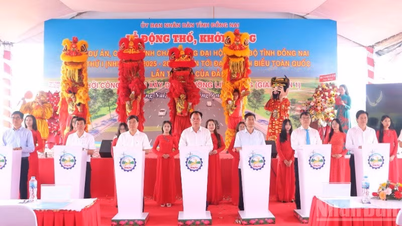The groundbreaking ceremony for the road linking seaports in Dong Nai.