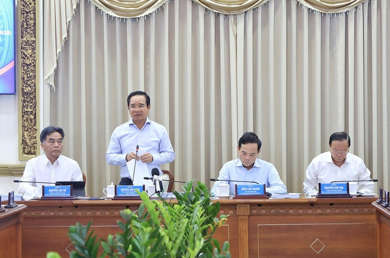 Ho Chi Minh City Chairman Nguyen Van Duoc speaks at the conference.