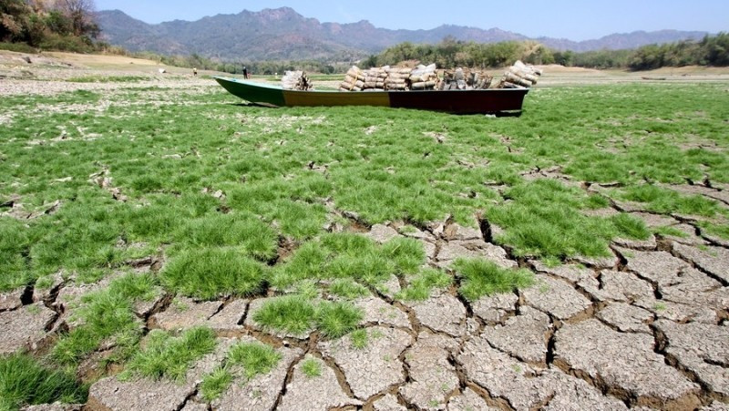 A stranded boat on the bed of a reservoir in Wonogiri, Indonesia in August 2023. (Photo: Xinhua)