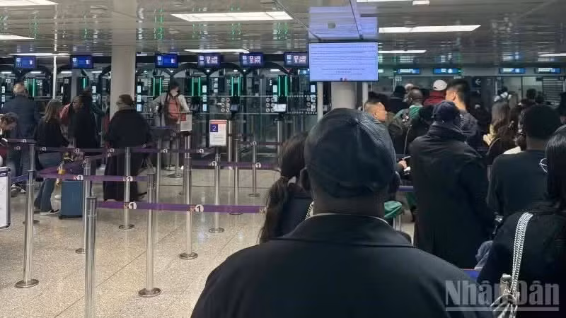 Passengers queue for immigration at Charles de Gaulle Airport, France. (Photo: Nhan Dan)