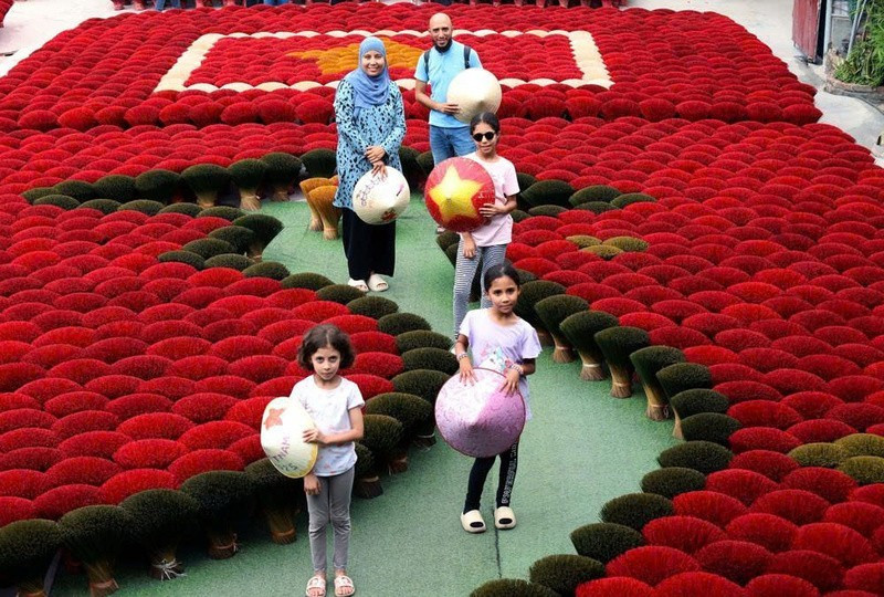 Foreign tourists explore Quang Phu Cau incense village in Ung Thien Commune.