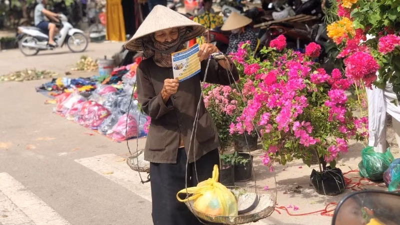 Women in the informal sector are making significant contributions to household economies. (Photo: VNA)