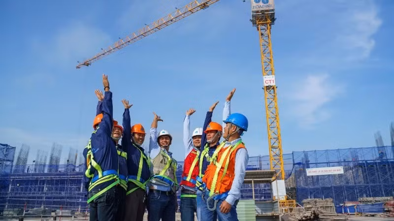 Workers at a construction site. (Photo: Do Bao)