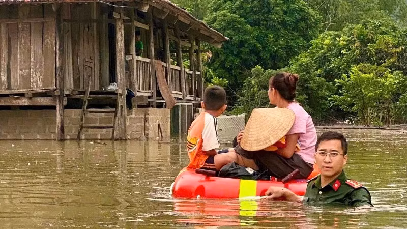 Public security officers in Lang Son evacuate residents from flooded areas to safety. (Photo: Quoc Dat)