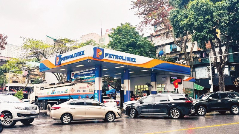 A Petrolimex petrol station on Tran Hung Dao Street (Ha Noi).