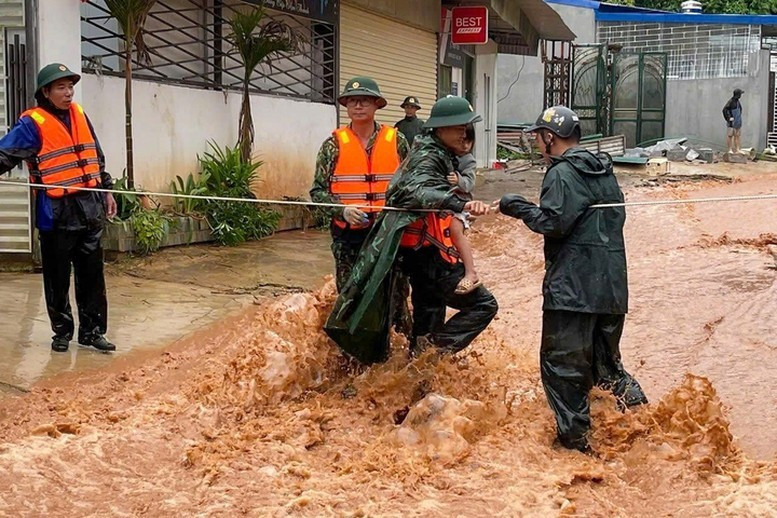 People are evacuated from the disaster-hit areas. (Photo: VGP)