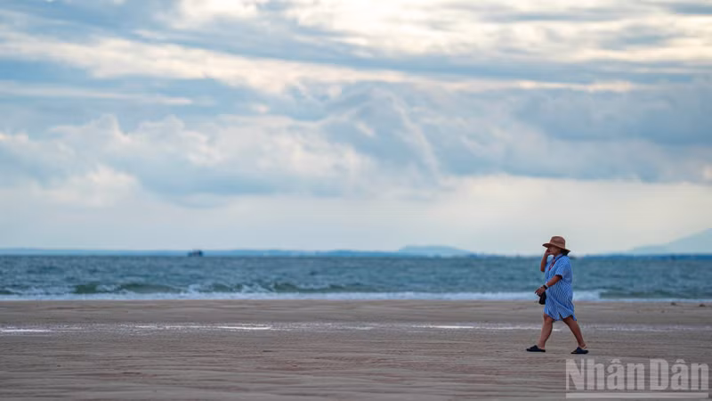 Walking barefoot on the damp sand, with the open sea and ocean breeze all around, creates a profound sense of freedom and awe at nature’s grandeur.