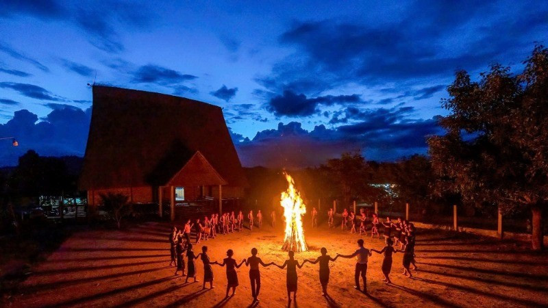 Gong and dance performance by firelight – iconic features of Central Highlands ethnic festivals. (Photo: Quang Dung)