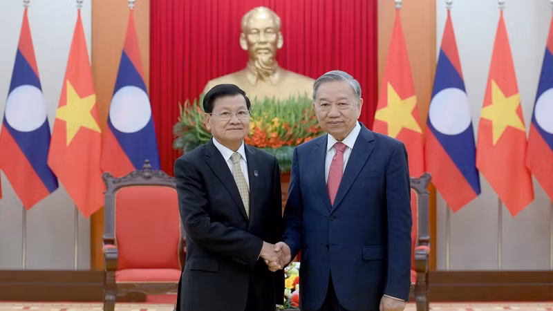 Party General Secretary To Lam (R) and Party General Secretary and President of Laos Thongloun Sisoulith (Photo: Dang Khoa)