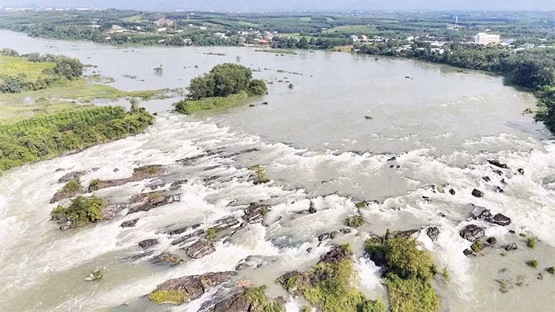 Tri An Waterfall attracts visitors with its pristine beauty.
