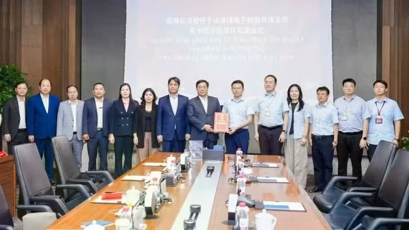 Phu Tho Chairman Tran Duy Dong presents the investment registration certificate to BYD.