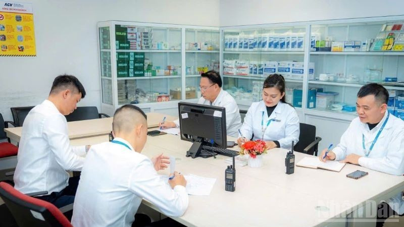 Members of Noi Bai’s Emergency Medical Team hold a professional consultation in the command duty room.