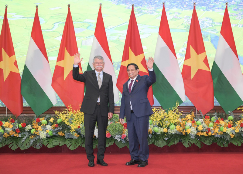 Prime Minister Pham Minh Chinh (R) welcomes Speaker of the Hungarian National Assembly Kover Laszlo in Ha Noi on October 20. (Photo: Tran Hai)