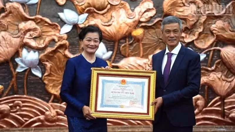Vietnamese Ambassador to Cambodia Nguyen Minh Vu (R) presents the Friendship Order to former Cambodian Ambassador to Viet Nam Chea Kimtha. (Photo: Huy Vu)