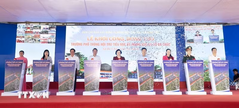 Deputy Prime Minister Pham Thi Thanh Tra (centre) and officials mark the start of work on the Ba Chuc inter-level boarding school for primary and lower secondary students in An Giang province on March 19. (Photo: VNA)